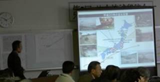 スライドで水防業務を説明する県職員
