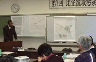 東松山都市計画図で説明する市職員