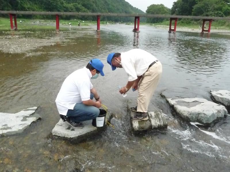 写真１．くらかけ清流の郷での採水作業