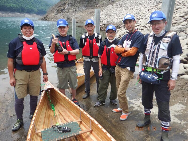 あがつま湖での4号艇進水式（左側2人目の手にシャンパン）